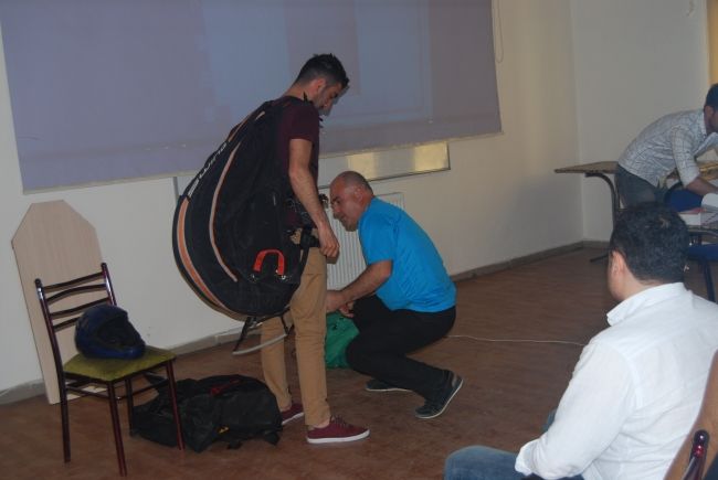 Şırnaklı Gençlere Yamaç Paraşütü Eğitimi Verildi