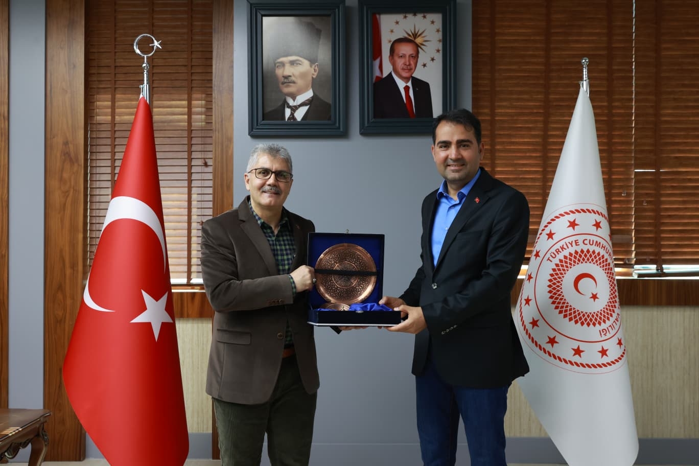 GAP İdaresi Başkanı Dr. Hasan MARAL, Bingöl Valisi Sayın Cahit ÇELİK'i Makamında Ziyaret Etti