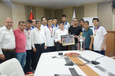 Şampiyon Adıyaman Belediye İşitme Engelliler Basketbol Takımından Sadrettin Karahocagil’e Teşekkür Ziyareti