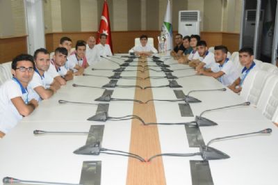 Şampiyon Adıyaman Belediye İşitme Engelliler Basketbol Takımından Sadrettin Karahocagil’e Teşekkür Ziyareti