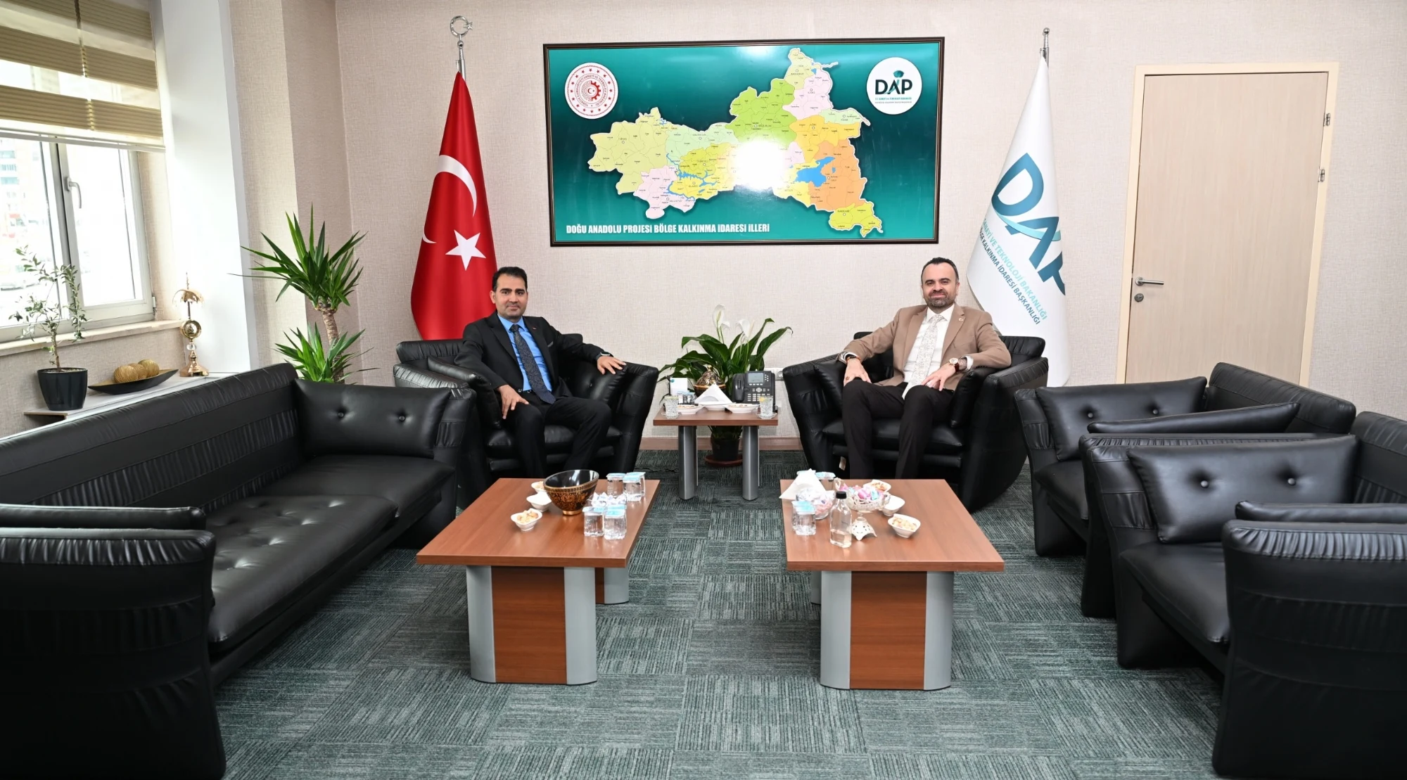 GAP İdaresi Başkanı Dr. Hasan MARAL, DAP İdaresi Başkanlığı Görevine Atanan Sayın Halil İbrahim GÜRAY'ı Makamında Ziyaret Etti