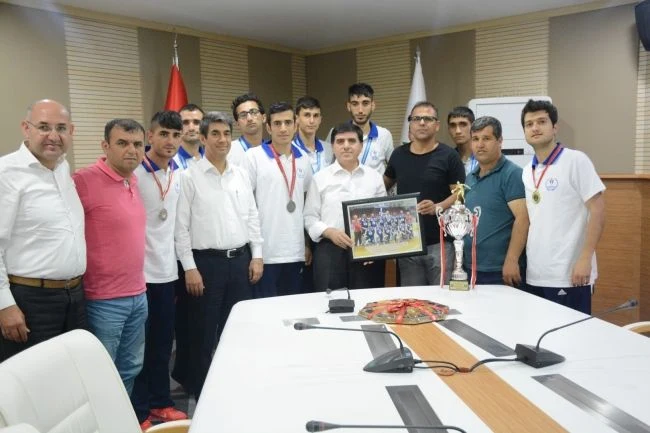 Şampiyon Adıyaman Belediye İşitme Engelliler Basketbol Takımından Sadrettin Karahocagil’e Teşekkür Ziyareti