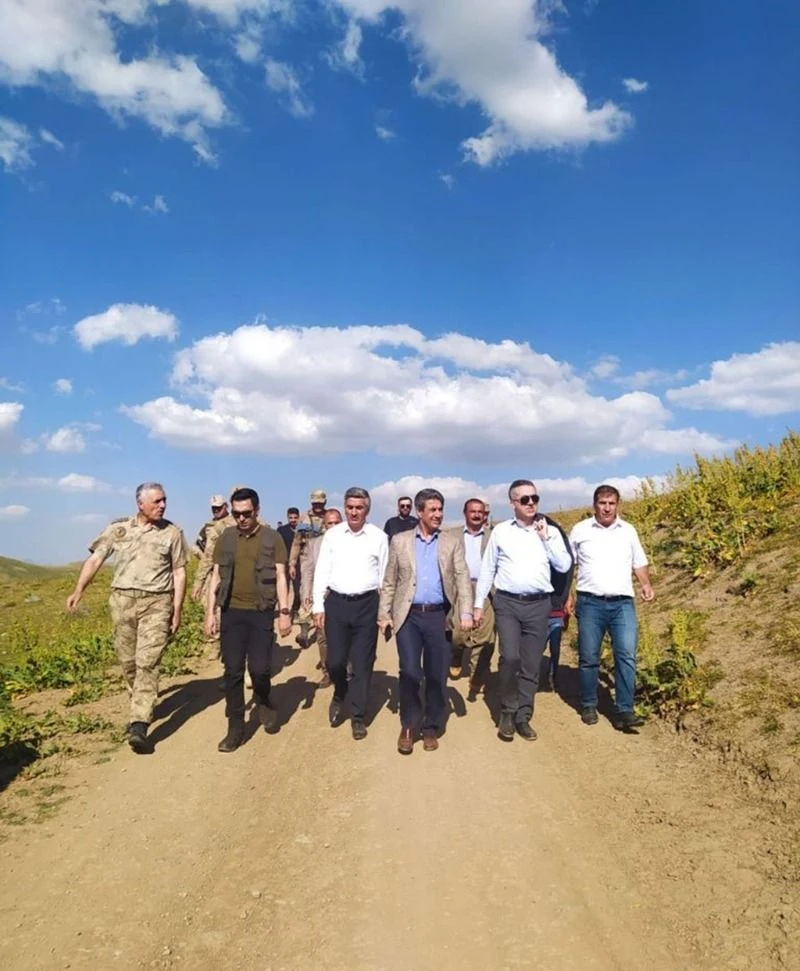 Başkan V. Mehmet AÇIKGÖZ ve Beraberindeki Heyet, “GAP ile Kırsal Yaşamın ve Verimliliğin Artırılması” Proje Alanını Ziyaret Etti